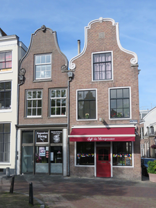 833815 Gezicht op de voorgevels van de panden Oudegracht 323 (Café De Morgenster) en Oudegracht 325 (Kapsalon Heng) te ...